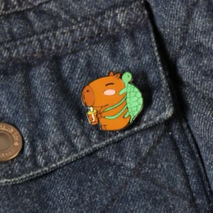 Pin capibara tortuga