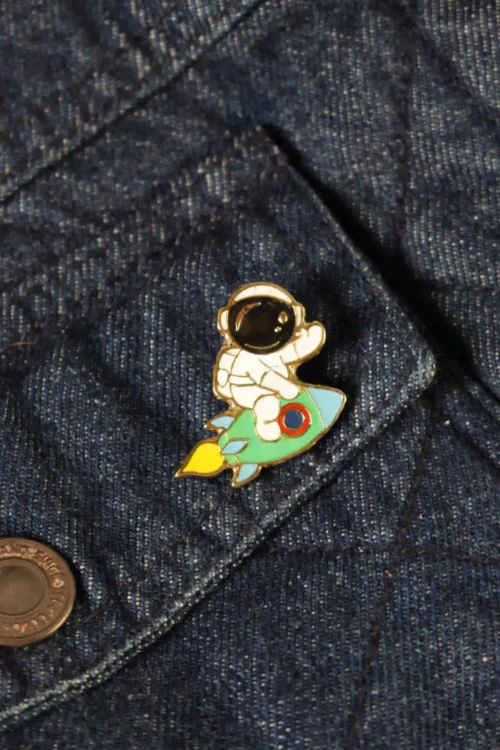 Pin astronauta cohete